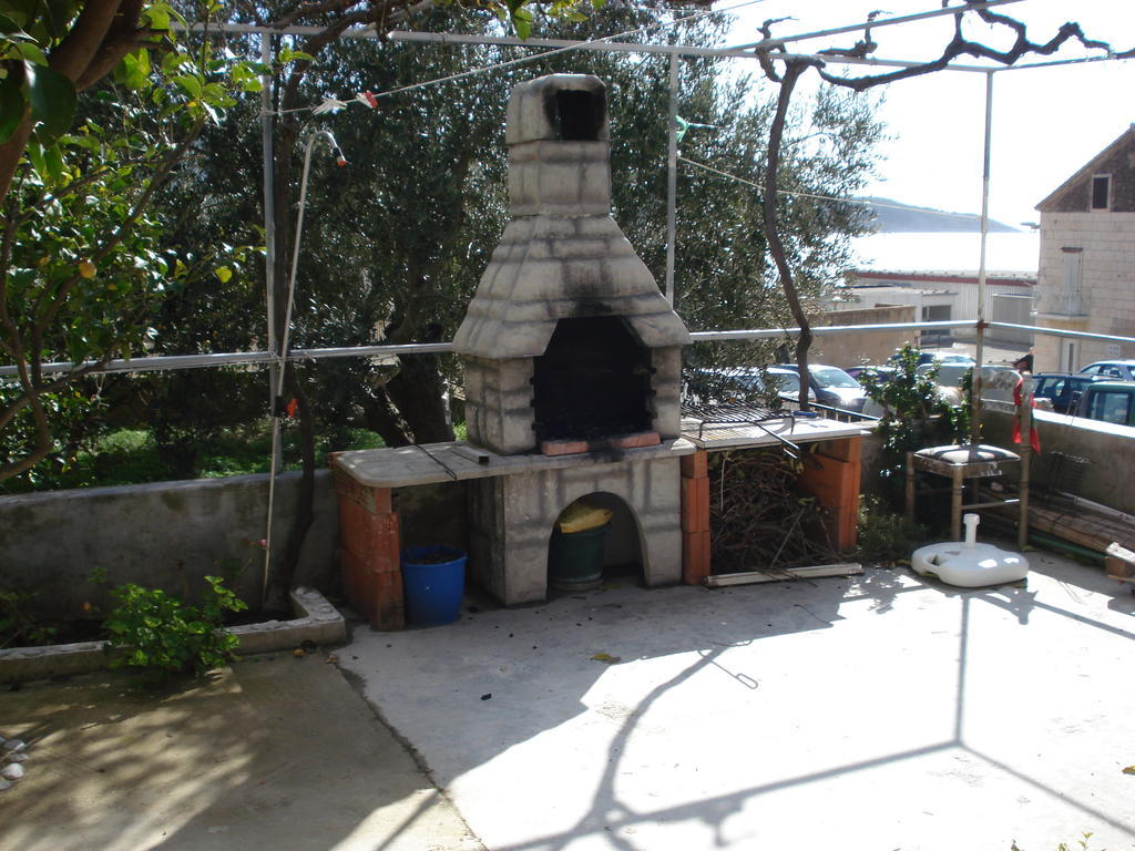 Studios Ana Mari Komiza Exterior photo