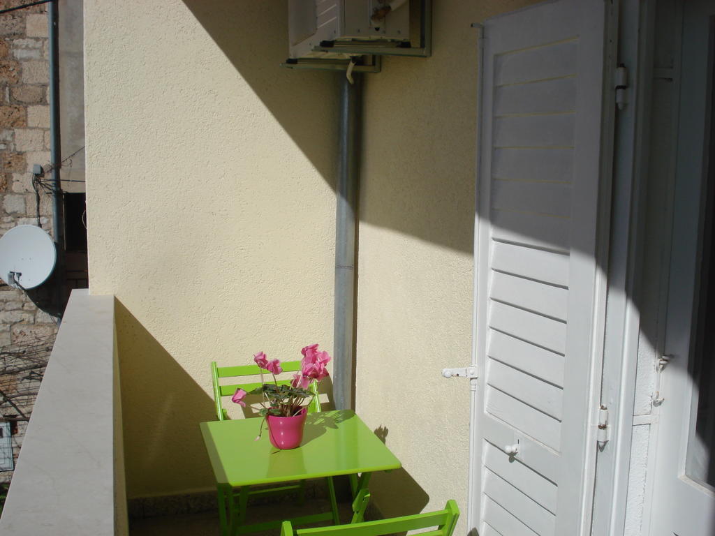 Studios Ana Mari Komiza Exterior photo